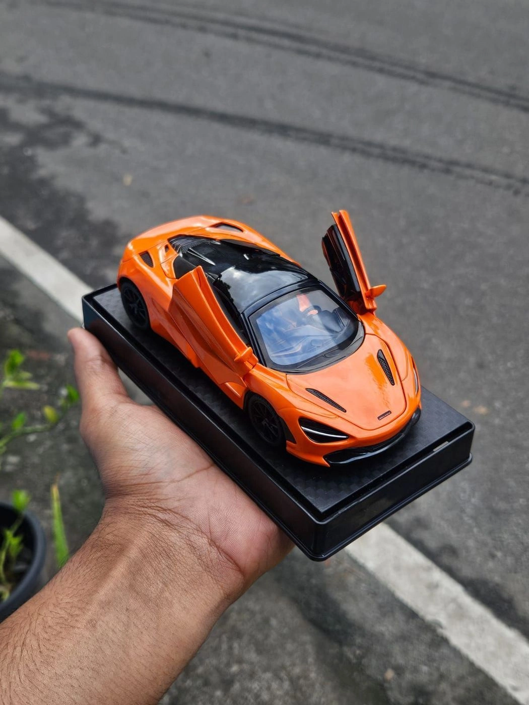McLaren 720S 1:32 Premium Scale Metal Diecast Car 4