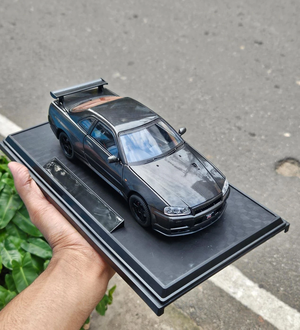 Nissan Skyline GTR-R34 1:24 Scale CarbonFiber Edition Premium Metal Diecast Car 1