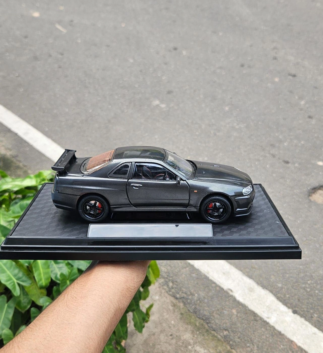 Nissan Skyline GTR-R34 1:24 Scale CarbonFiber Edition Premium Metal Diecast Car 2