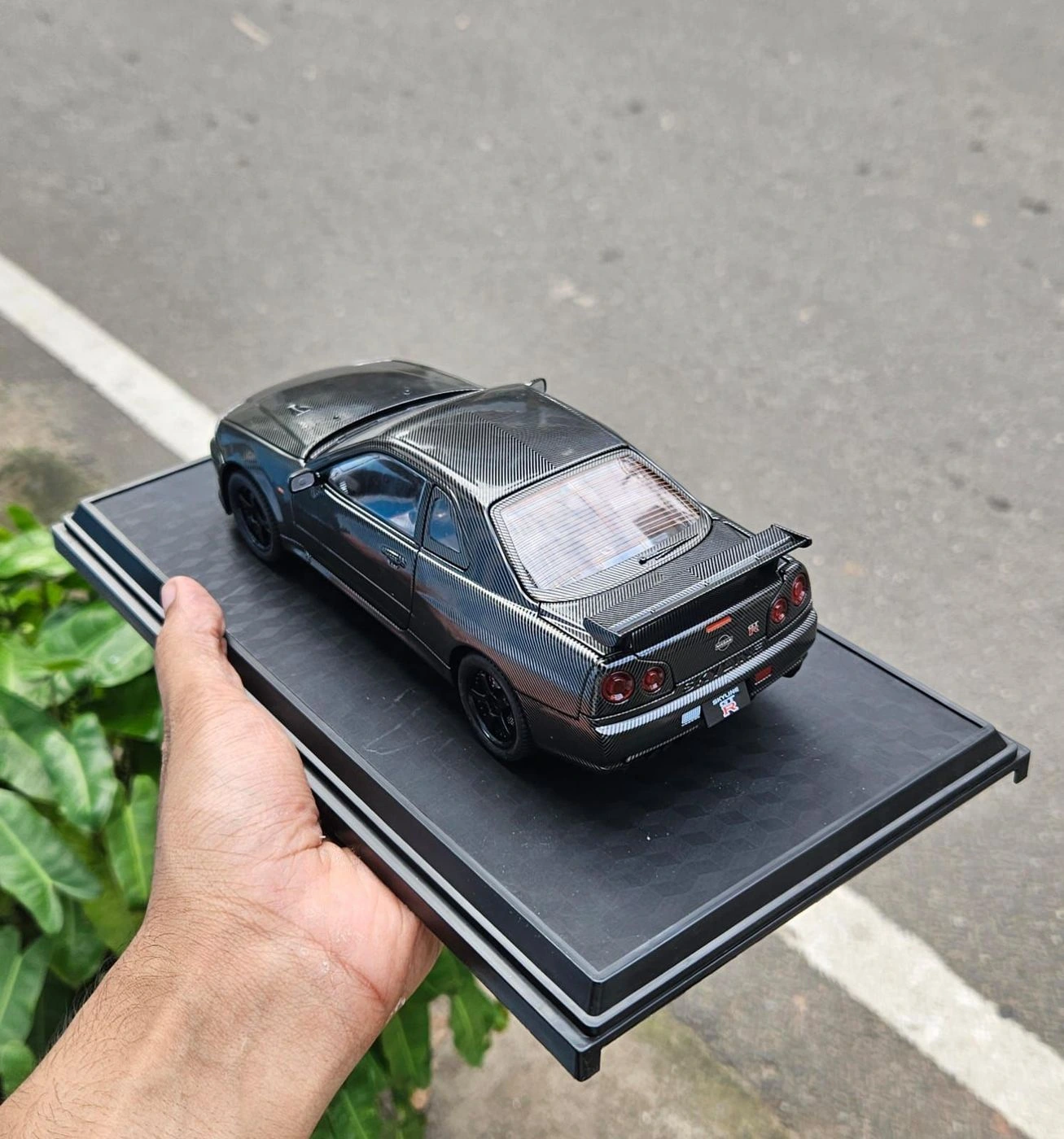 Nissan Skyline GTR-R34 1:24 Scale CarbonFiber Edition Premium Metal Diecast Car 3
