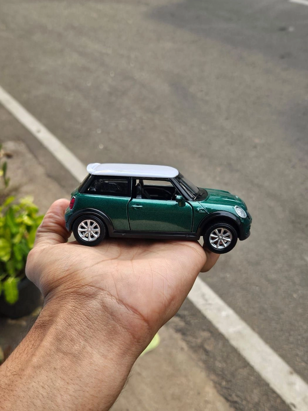Mini Cooper 1:36 Scale Metal Diecast Car Green 2