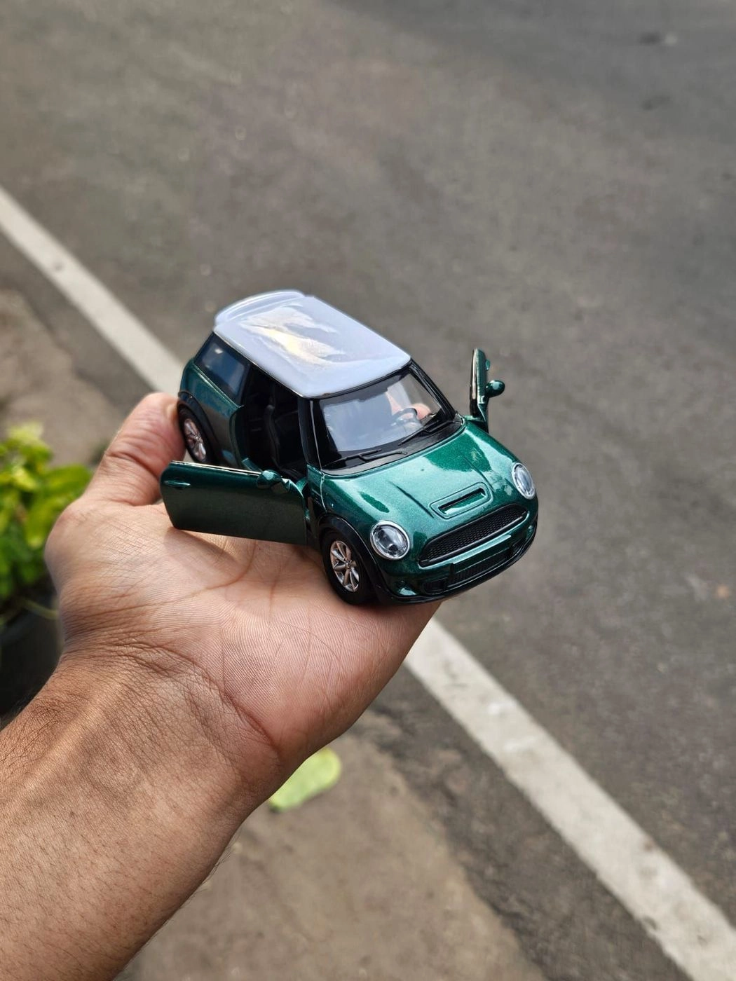 Mini Cooper 1:36 Scale Metal Diecast Car Green 4