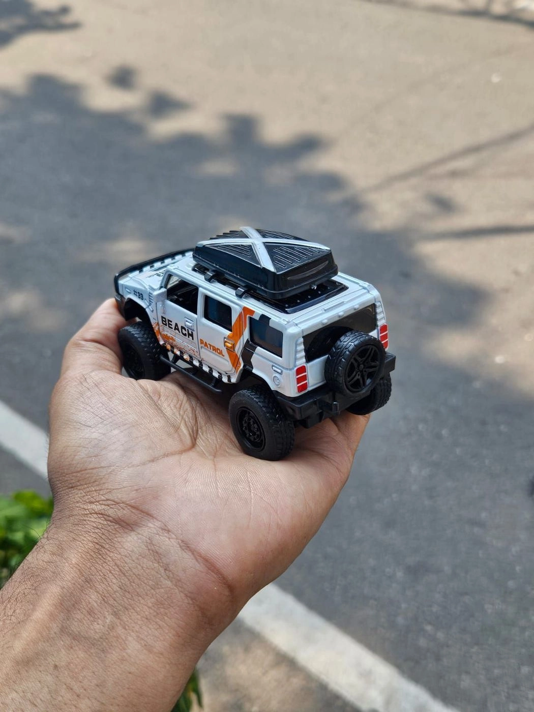 Hummer H2 1:36 Scale Metal Diecast White Edition 3