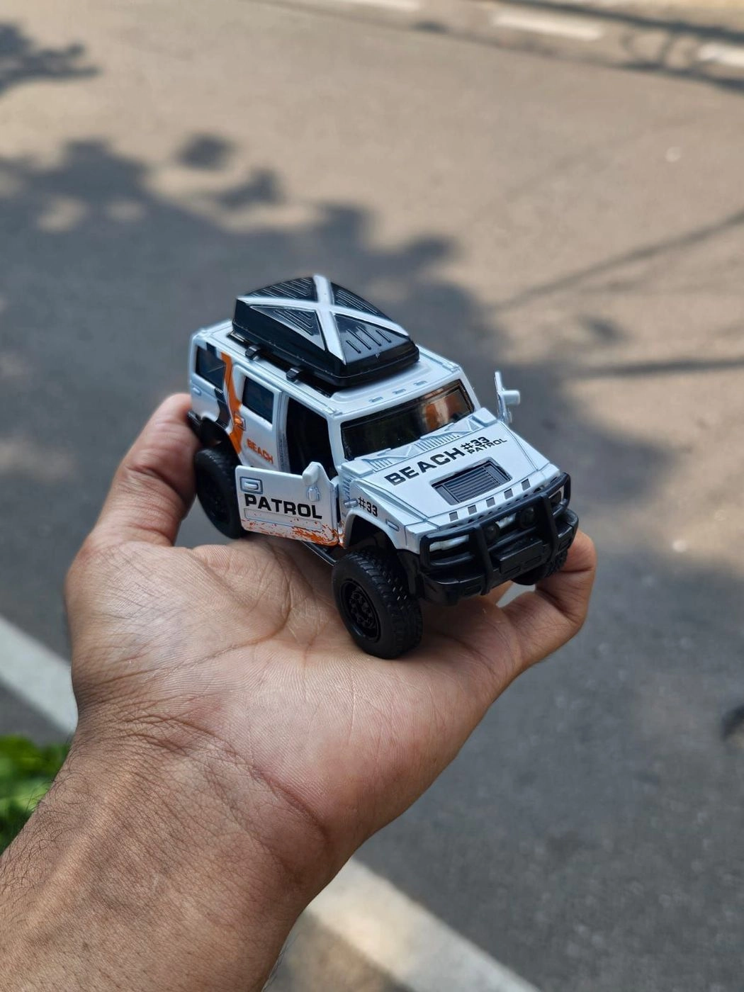 Hummer H2 1:36 Scale Metal Diecast White Edition 4