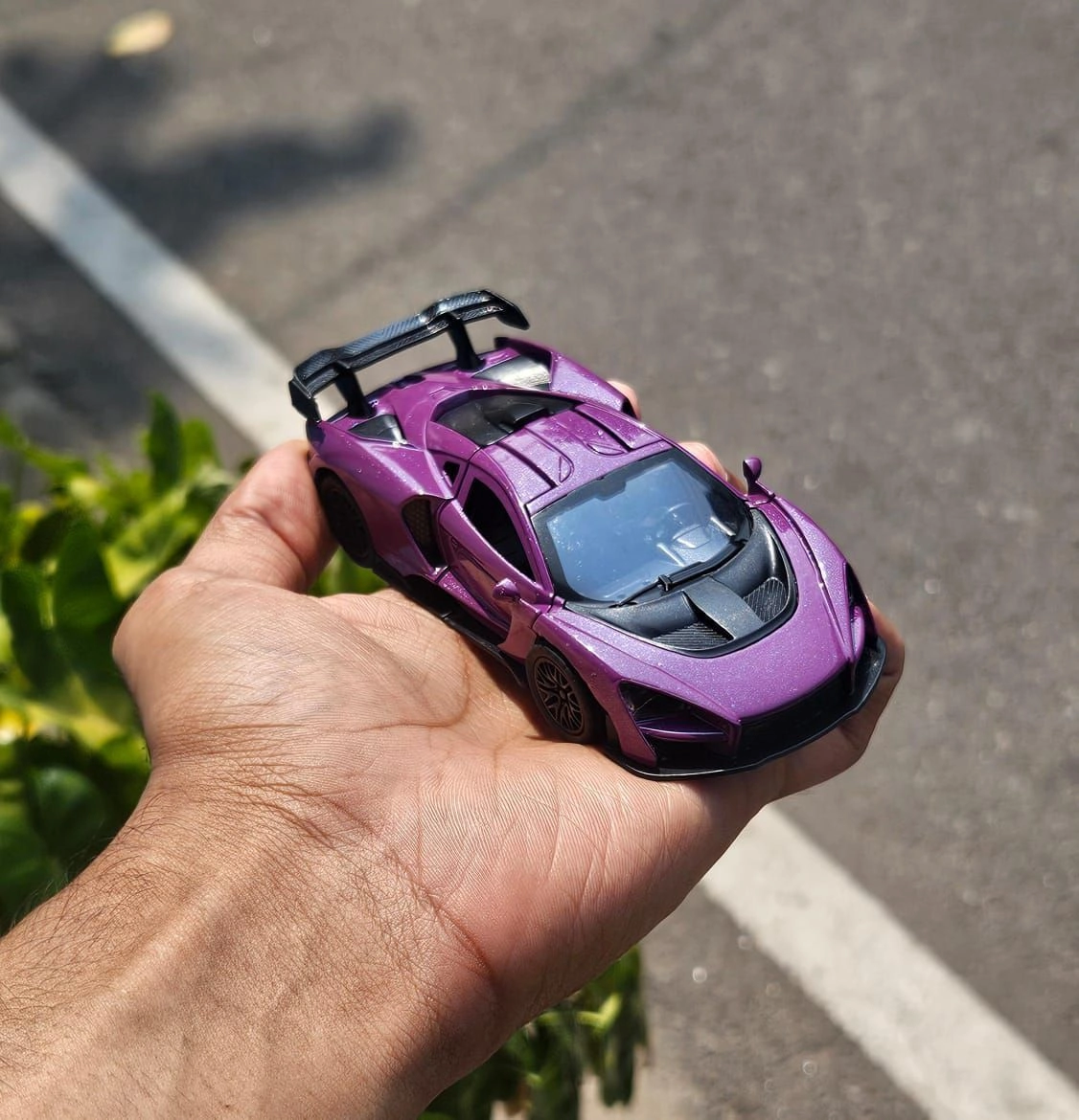 McLaren Senna Purple 1:36 Scale Metal Diecast Car 1