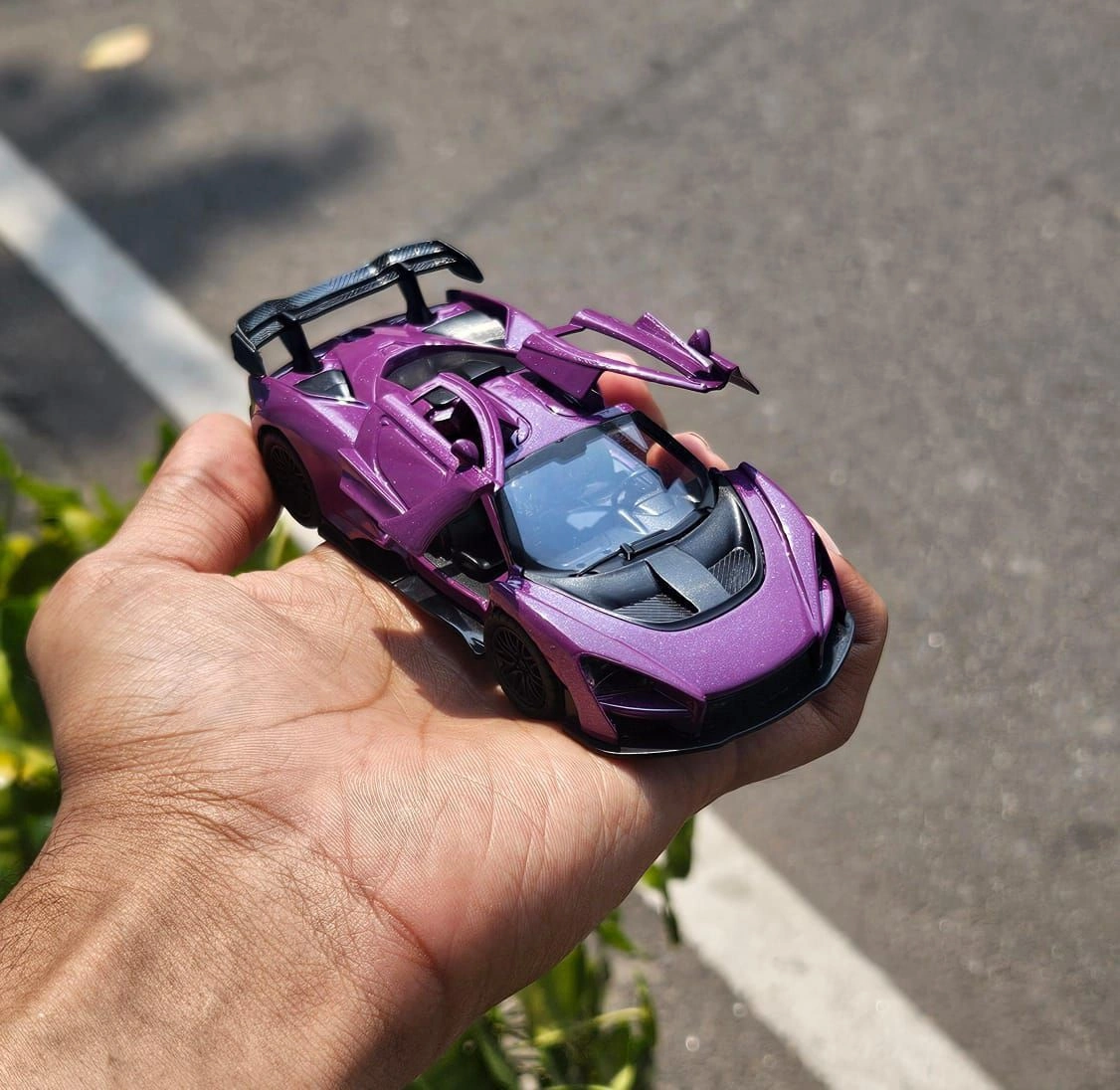 McLaren Senna Purple 1:36 Scale Metal Diecast Car 2