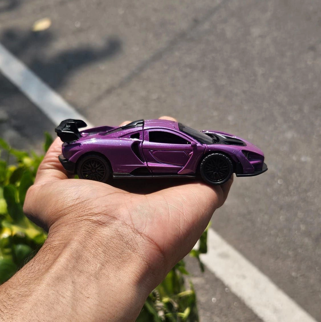 McLaren Senna Purple 1:36 Scale Metal Diecast Car 4