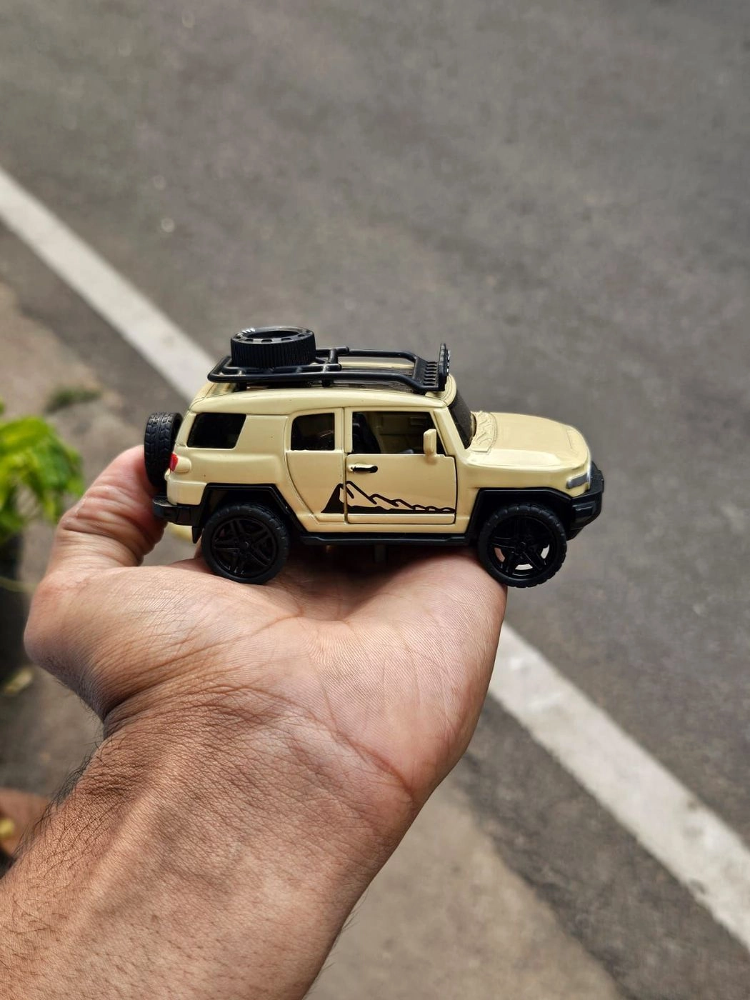 Toyota FJ Cruiser 1:36 Scale Metal Diecast Car 2