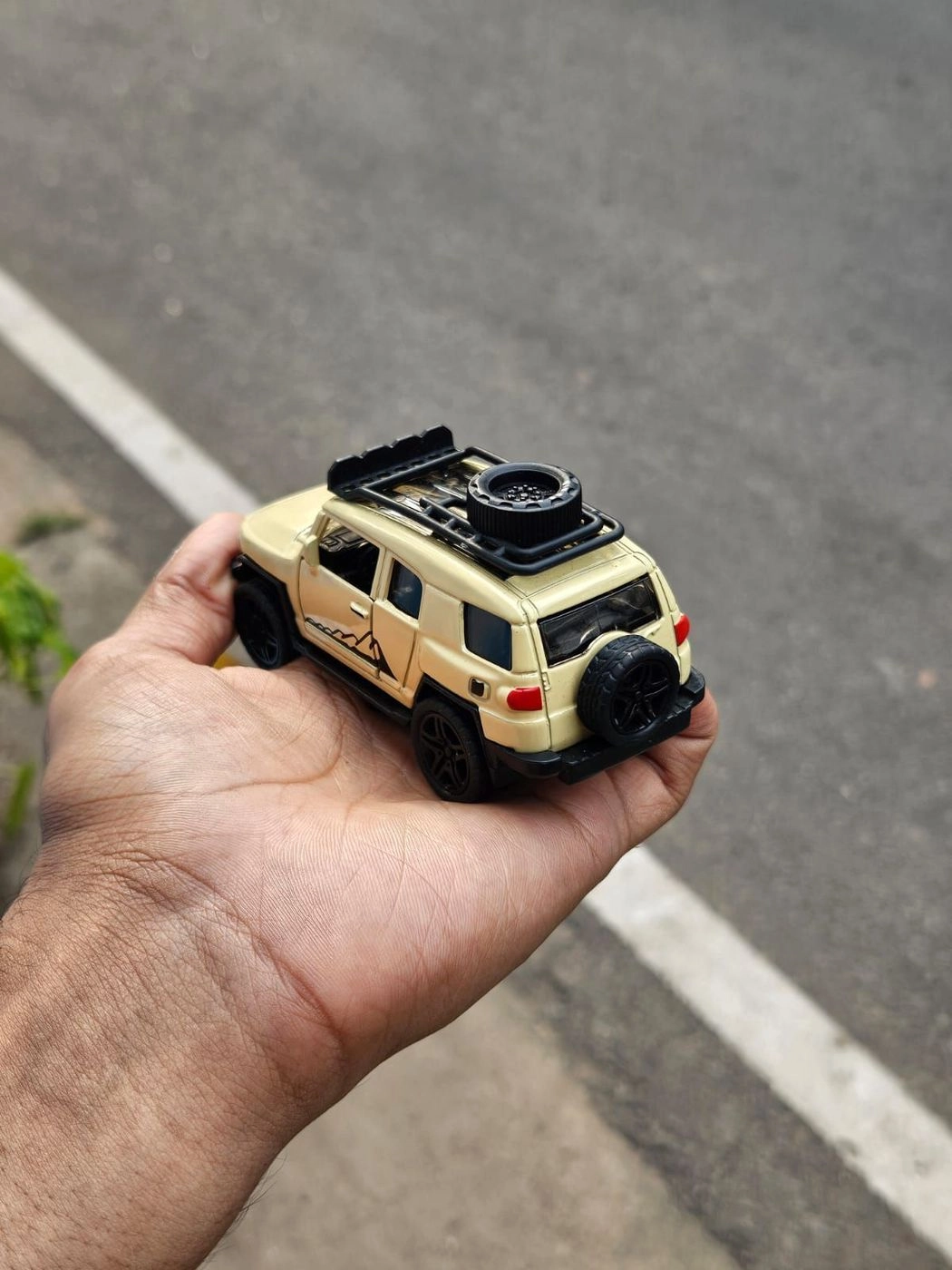 Toyota FJ Cruiser 1:36 Scale Metal Diecast Car 3