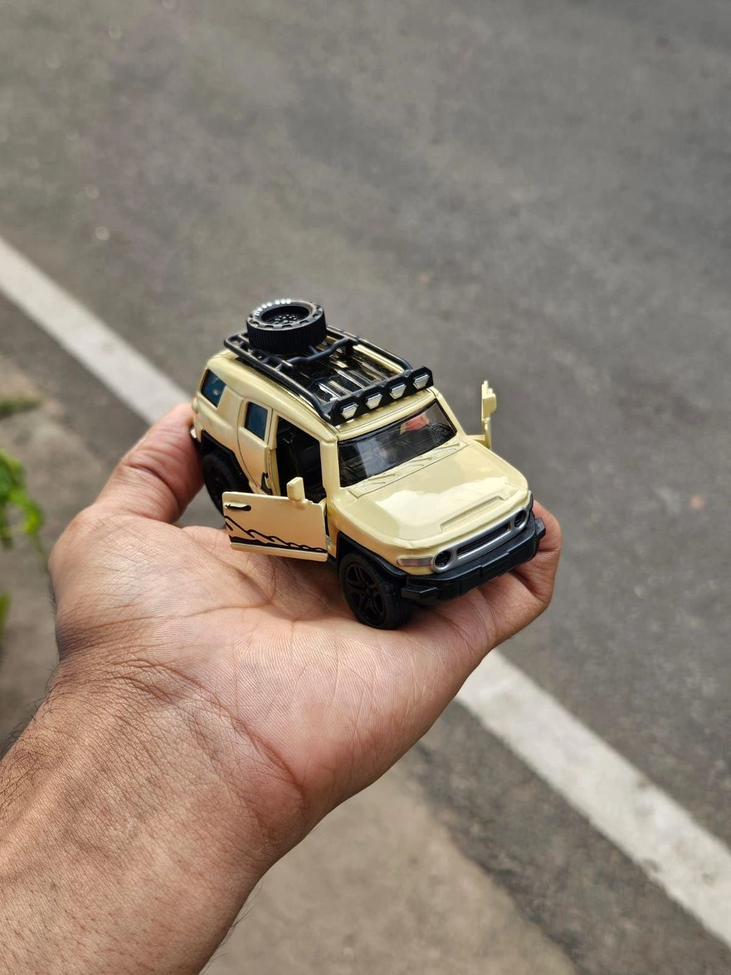 Toyota FJ Cruiser 1:36 Scale Metal Diecast Car 4