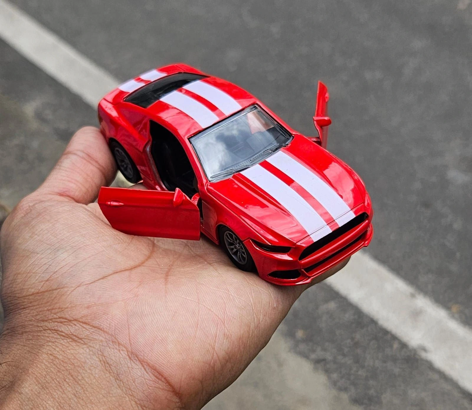 Mustang GT Red 1:36 Scale Metal Diecast Car 4