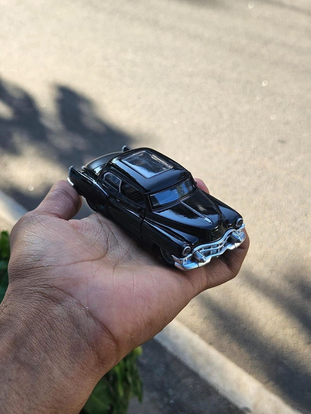 Cadillac Black 1:36 Scale Metal Diecast Car 1