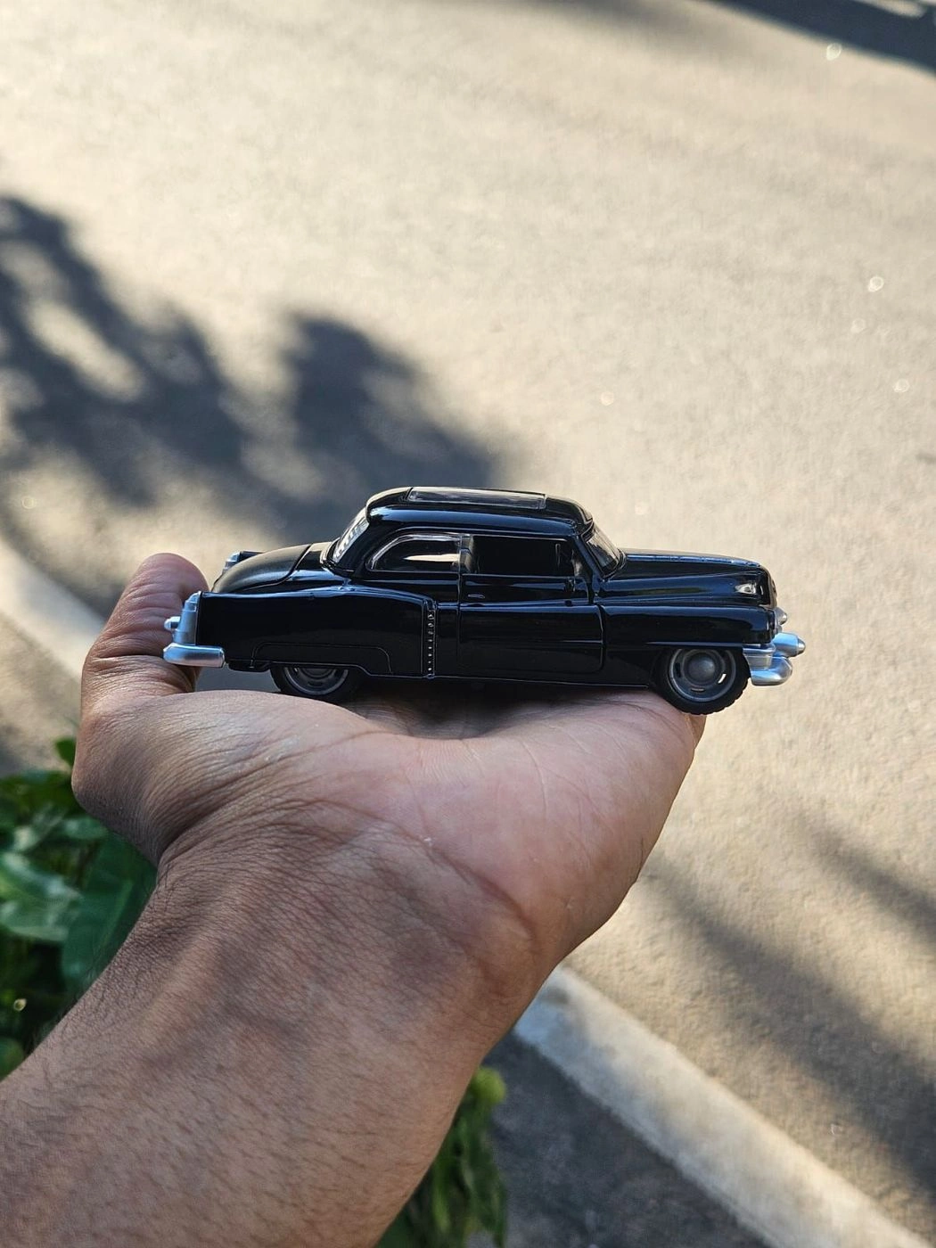 Cadillac Black 1:36 Scale Metal Diecast Car 2