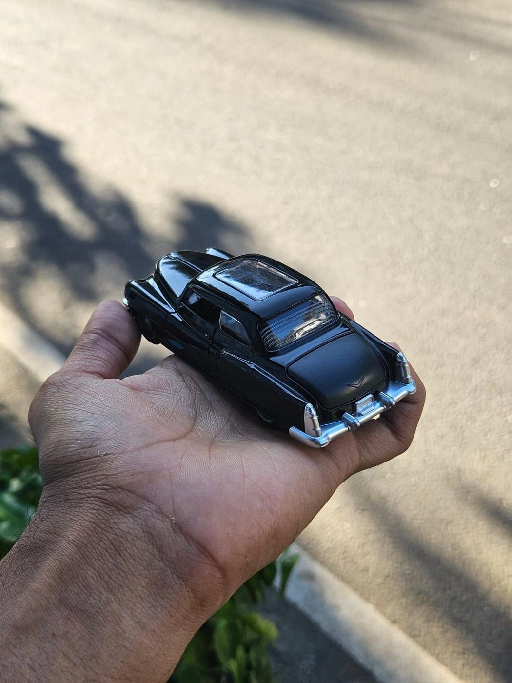 Cadillac Black 1:36 Scale Metal Diecast Car 3