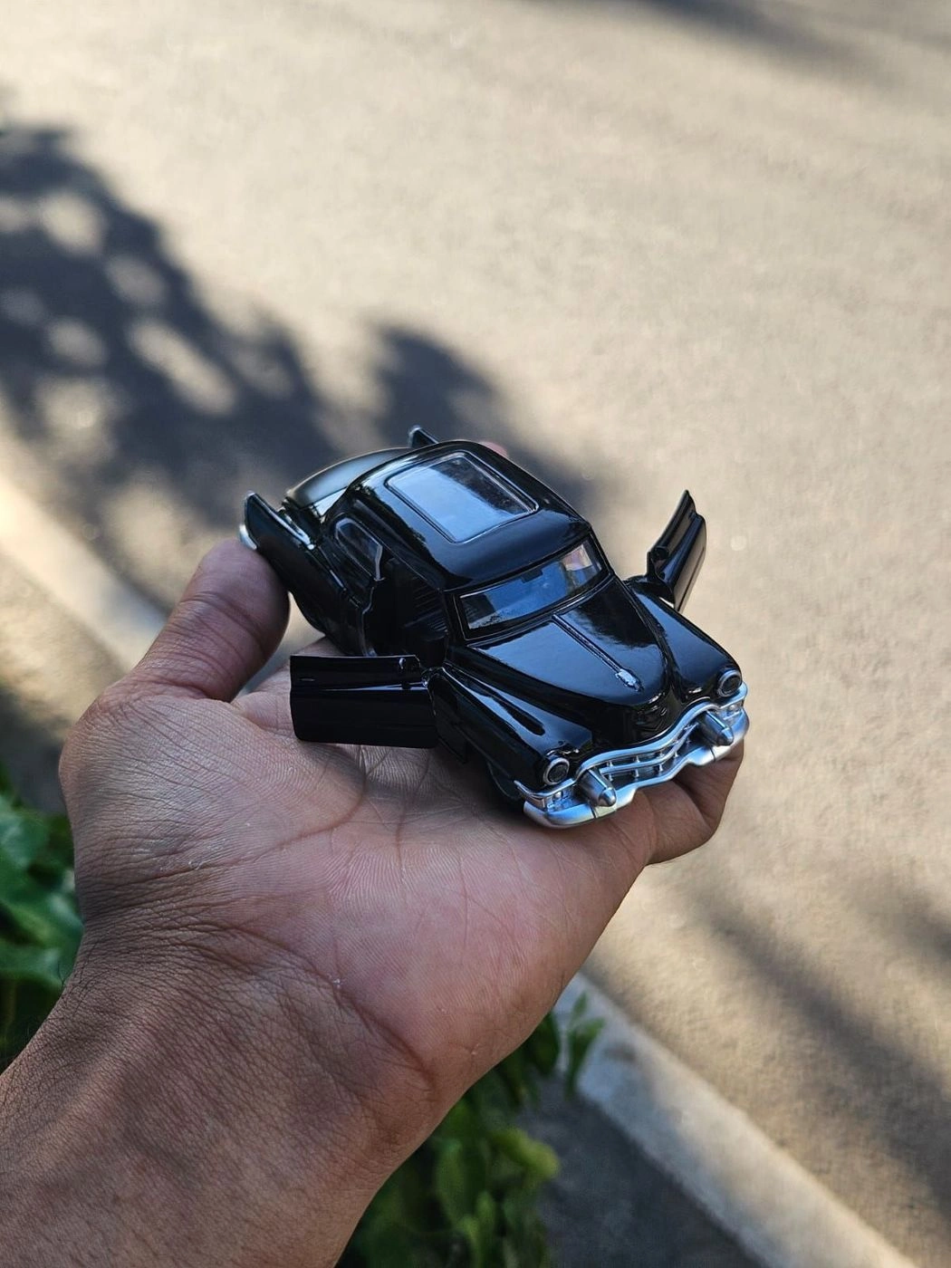 Cadillac Black 1:36 Scale Metal Diecast Car 4