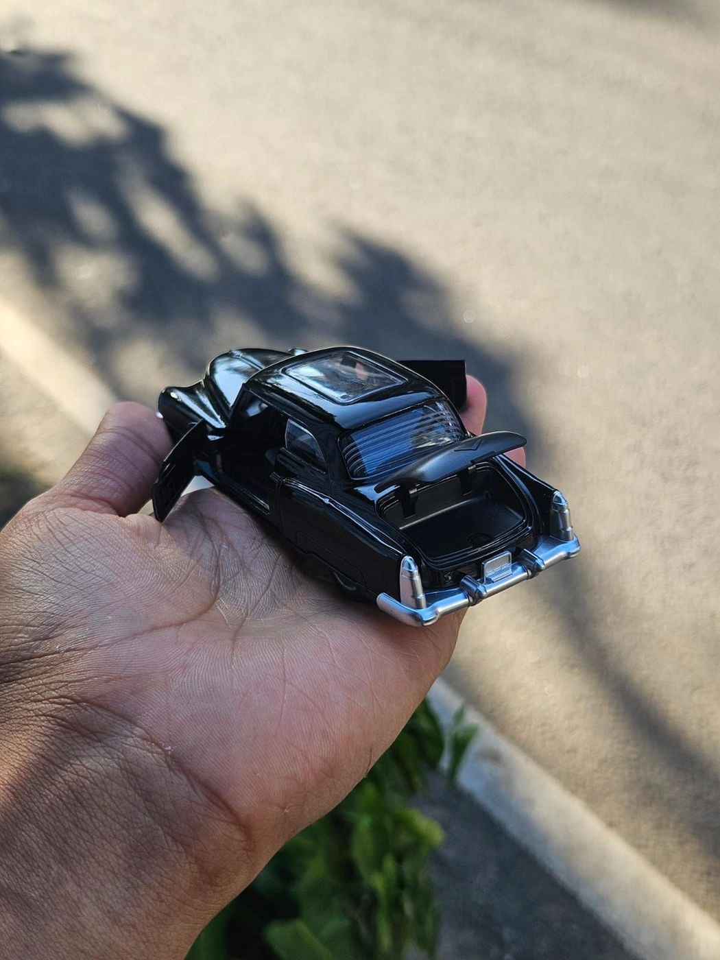 Cadillac Black 1:36 Scale Metal Diecast Car 5