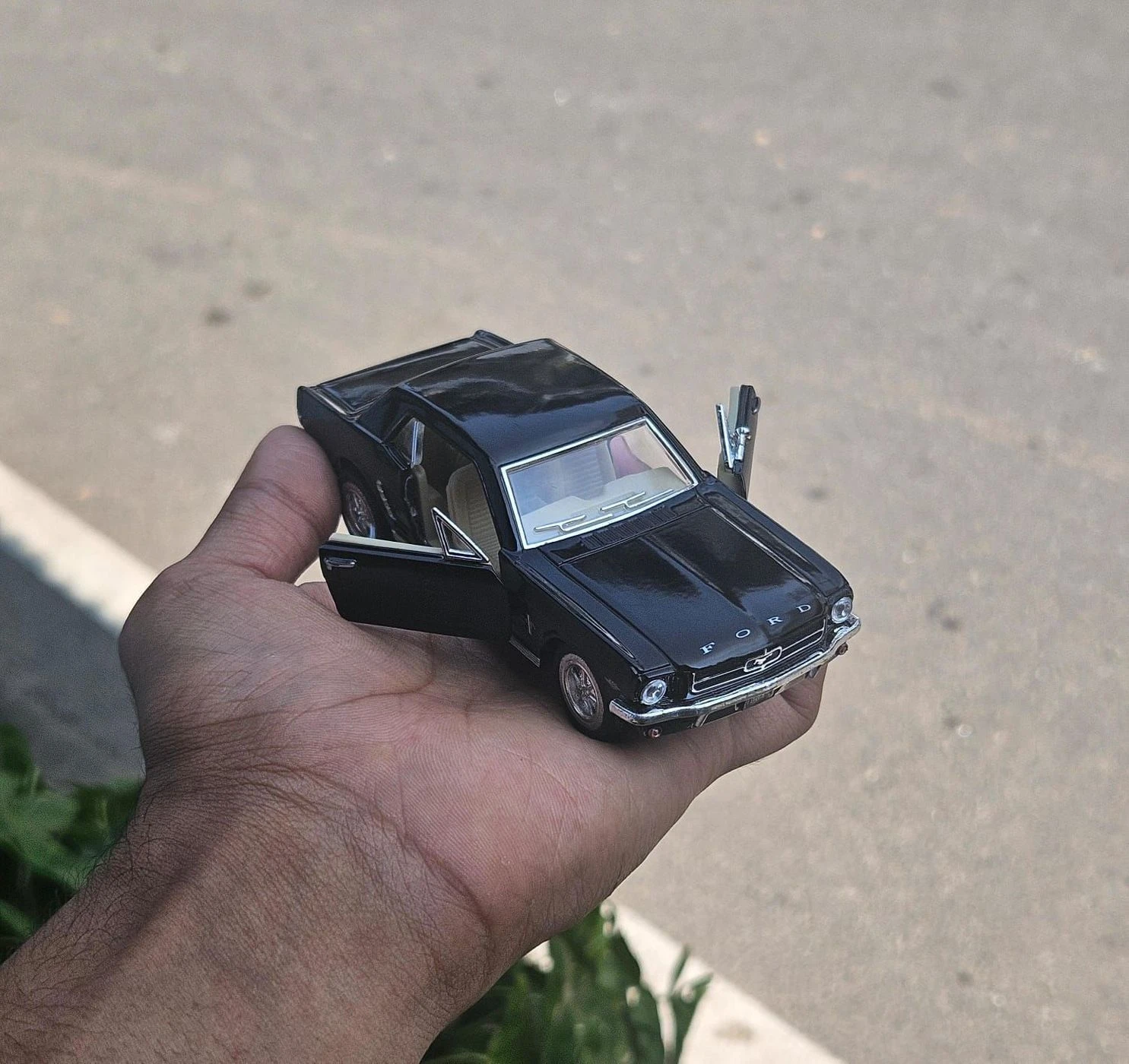 1964 Ford Mustang 1:36 Scale Licensed Kinsmart 4