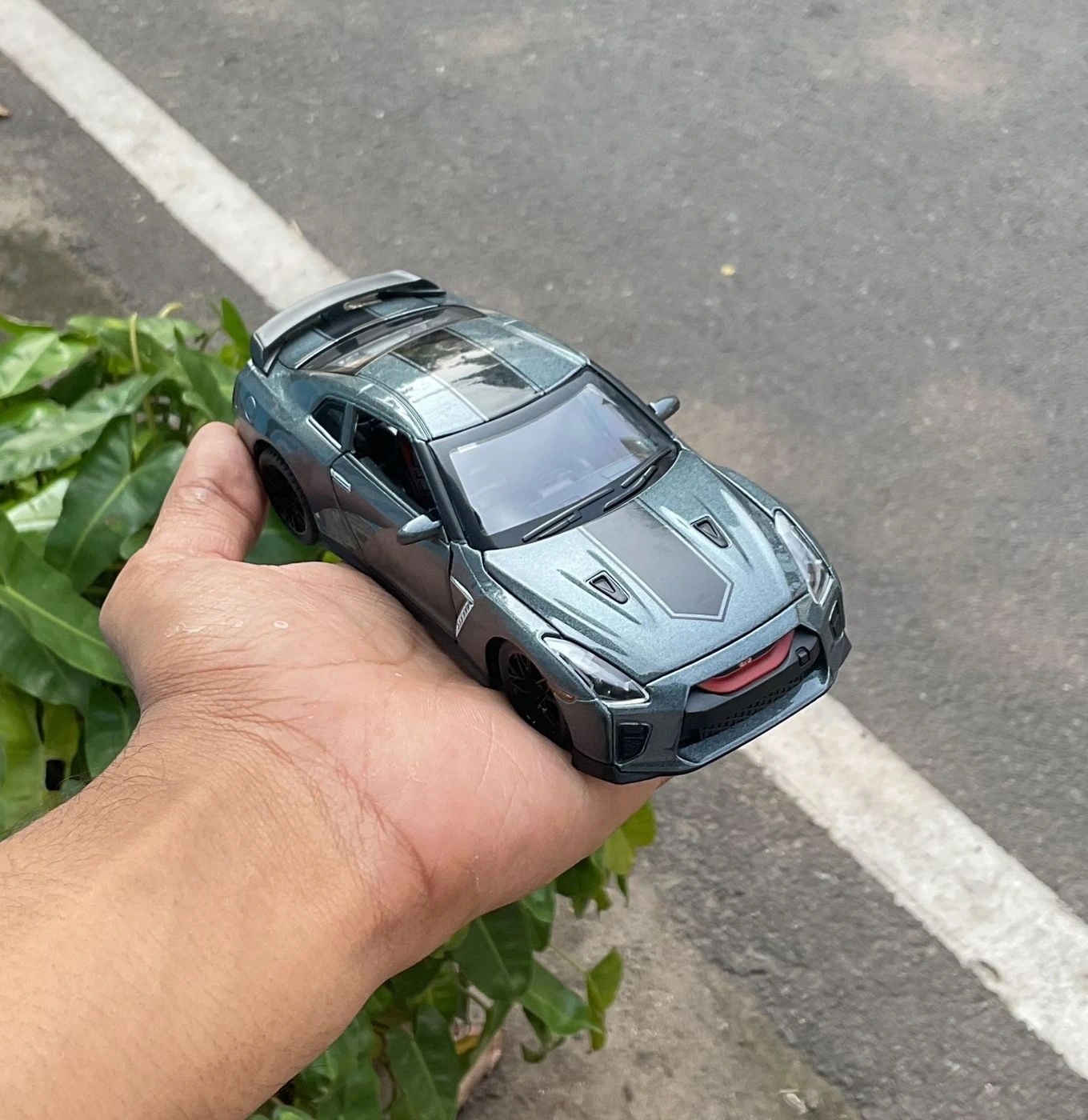 Nissan GT-R35 1:32 Premium Scale Metal Diecast Car 1