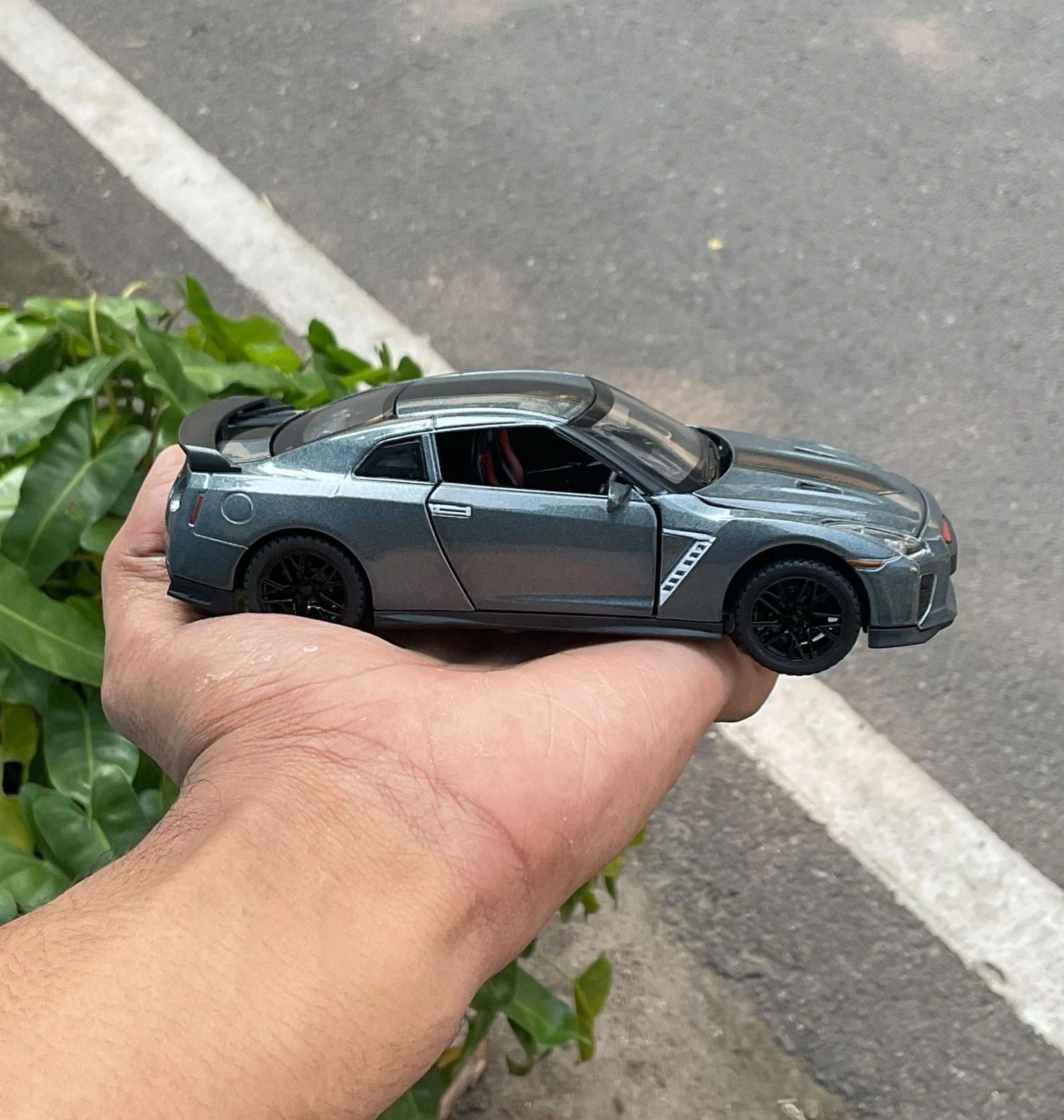 Nissan GT-R35 1:32 Premium Scale Metal Diecast Car 2
