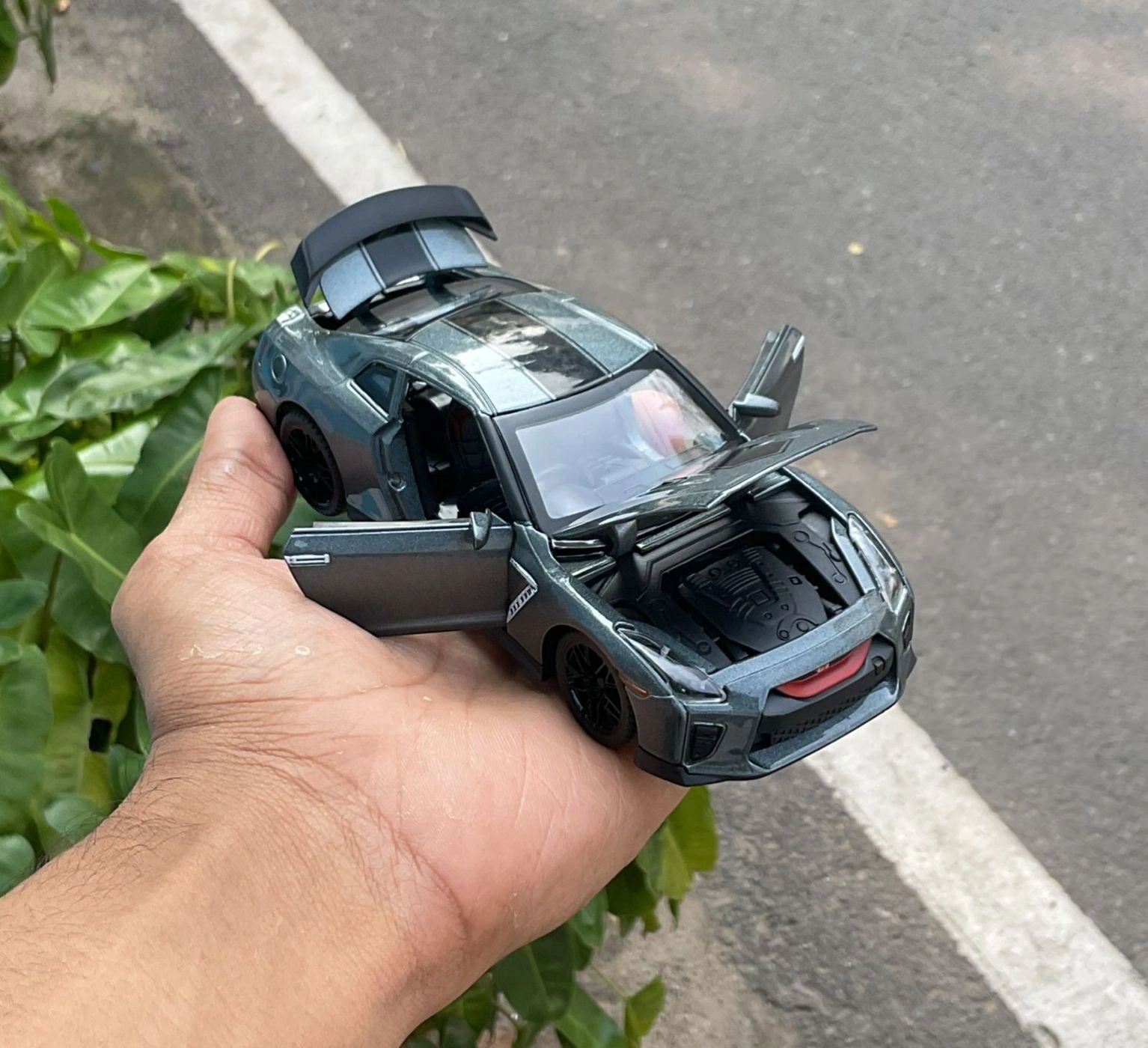 Nissan GT-R35 1:32 Premium Scale Metal Diecast Car 4