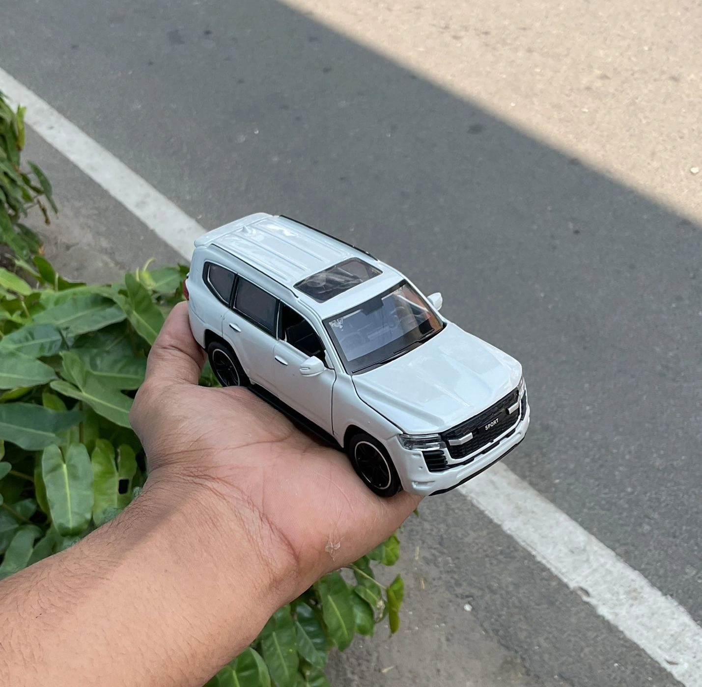 Land cruiser 1:32 Premium Scale Metal Diecast Car 1