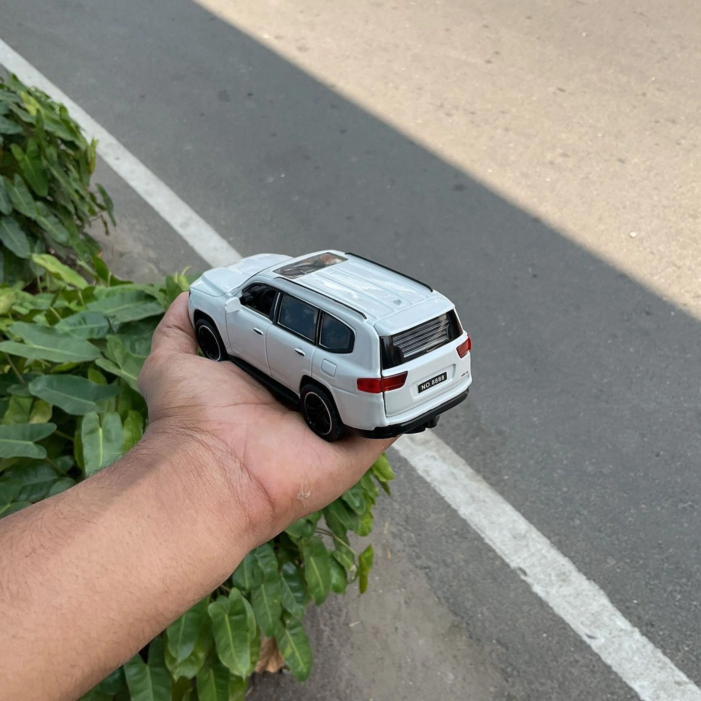 Land cruiser 1:32 Premium Scale Metal Diecast Car 2