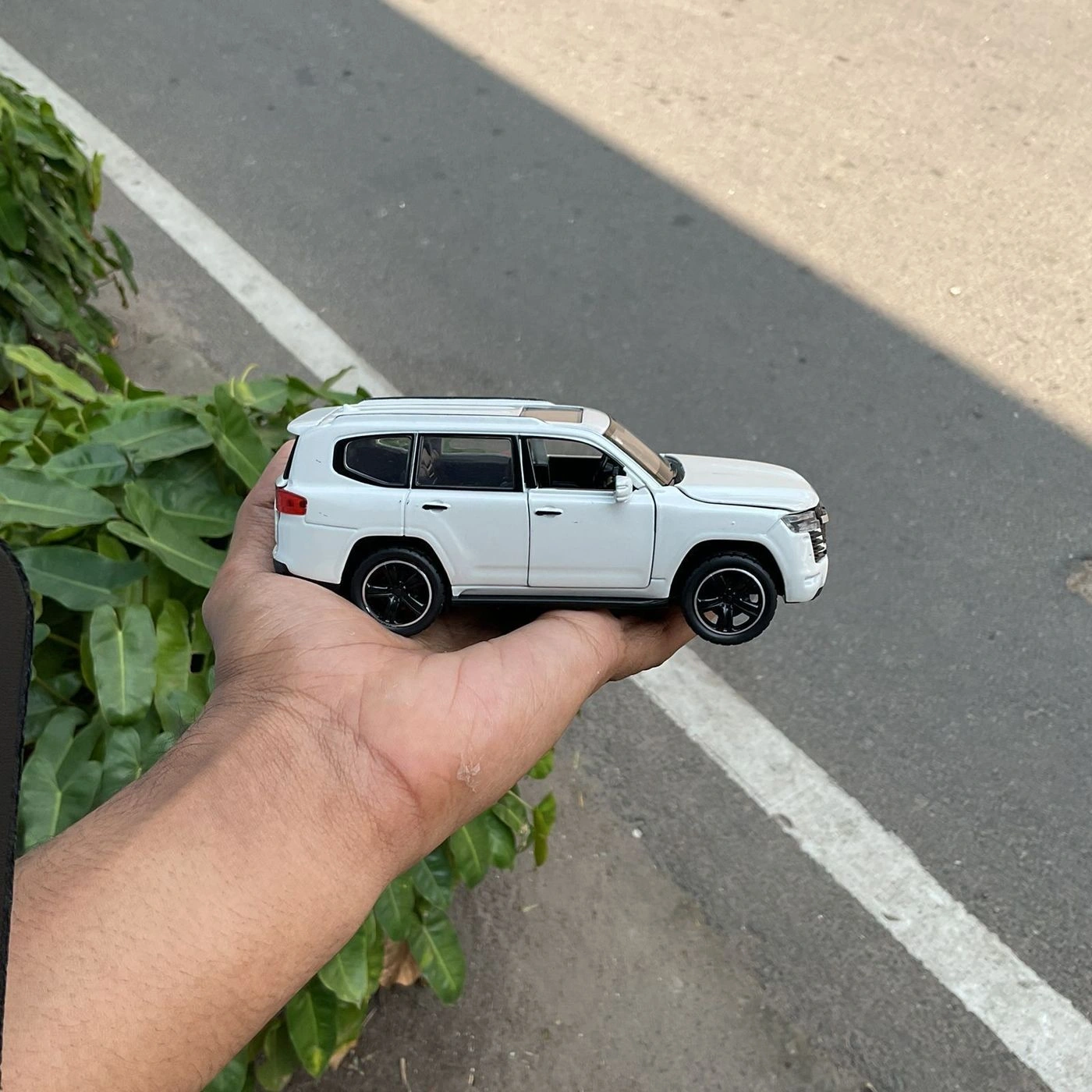 Land cruiser 1:32 Premium Scale Metal Diecast Car 3