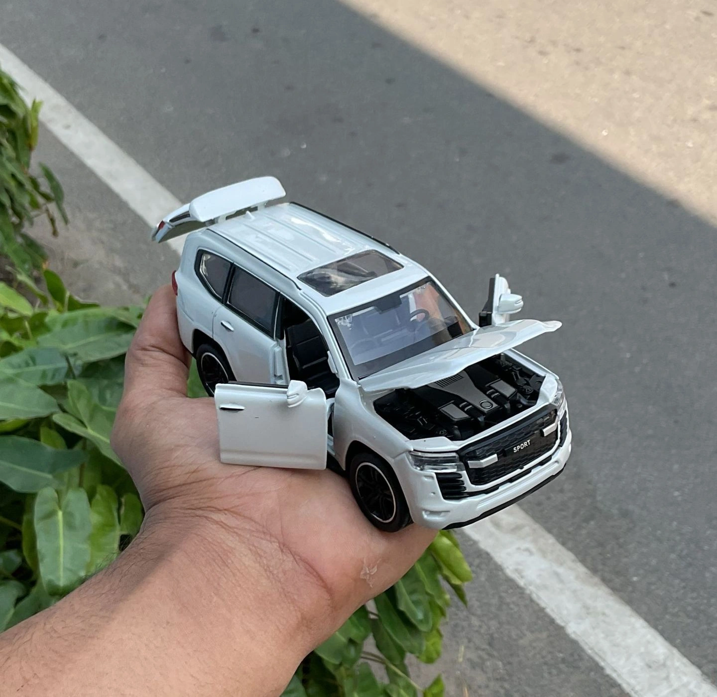 Land cruiser 1:32 Premium Scale Metal Diecast Car 4