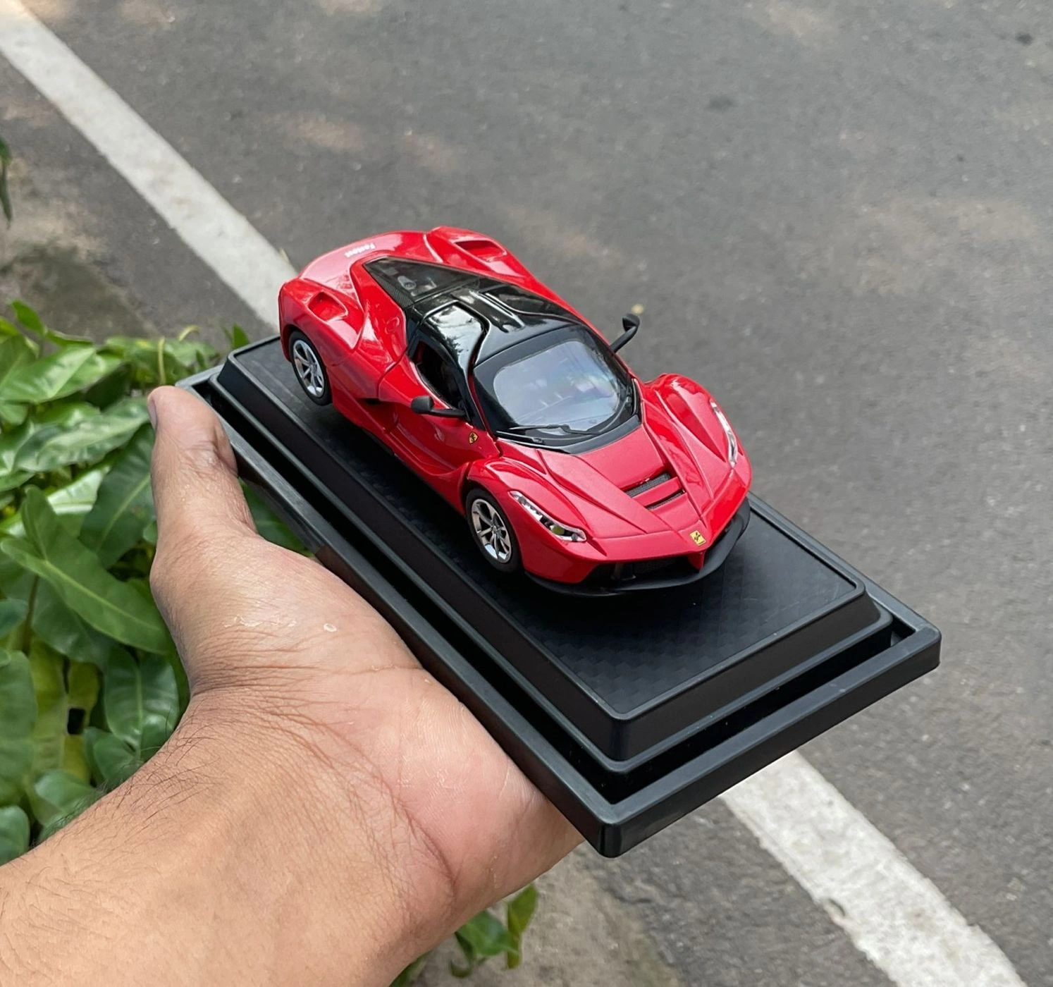 La Ferrari 1:36 Premium Scale Metal Diecast Car 1