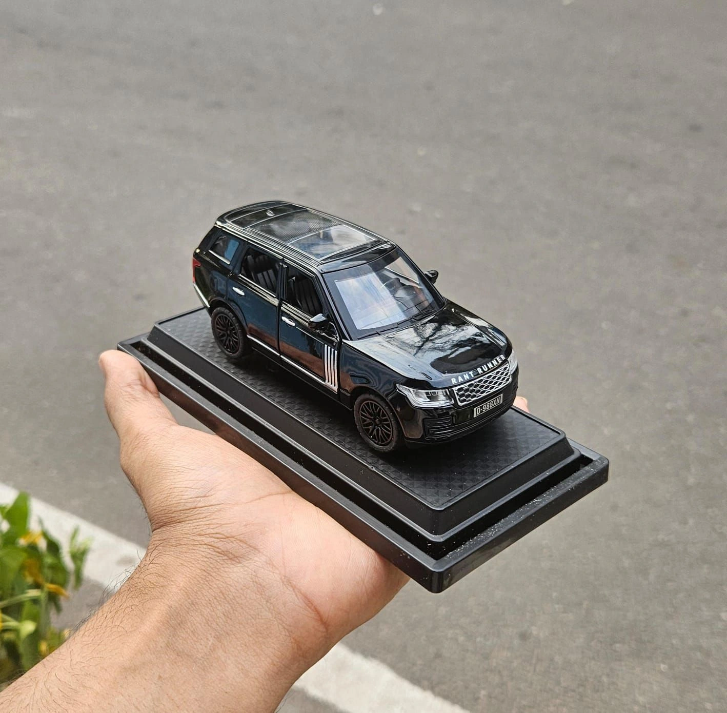Range Rover 1:36 Premium Scale Metal Diecast Car 1