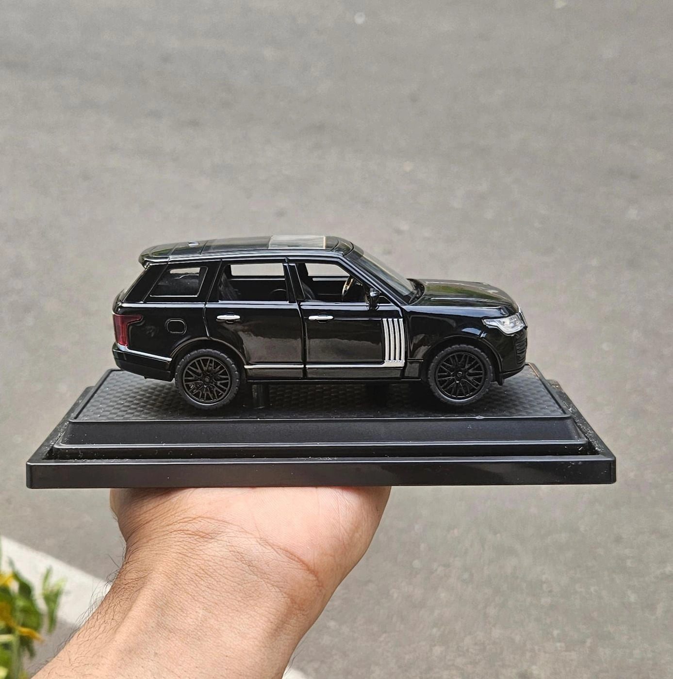 Range Rover 1:36 Premium Scale Metal Diecast Car 2