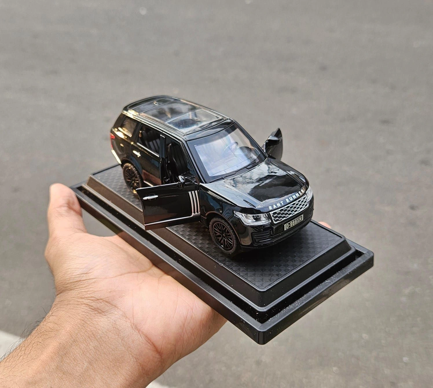 Range Rover 1:36 Premium Scale Metal Diecast Car 4