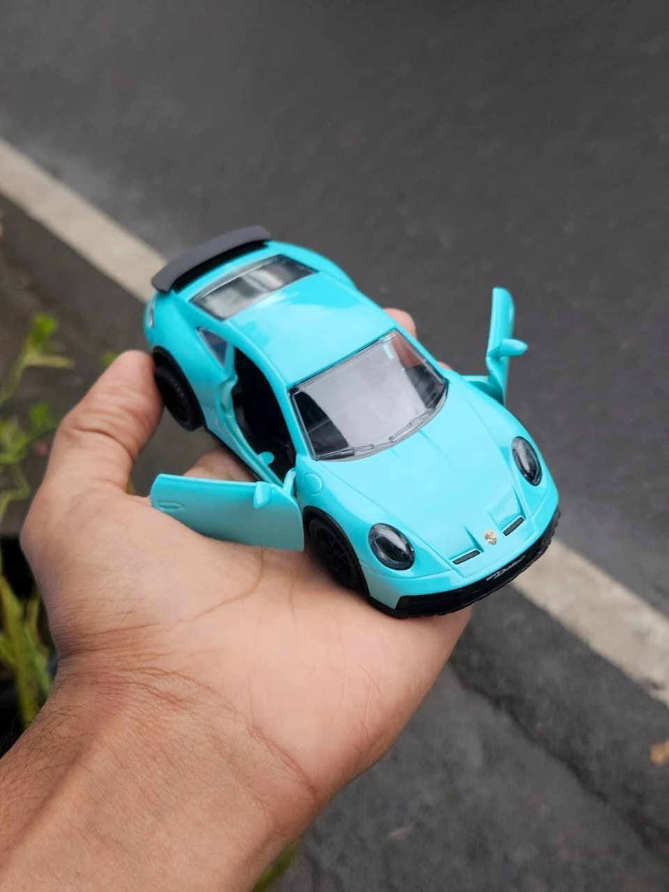 Porsche 911 Dakar 1:36 Premium Scale Metal Diecast 3