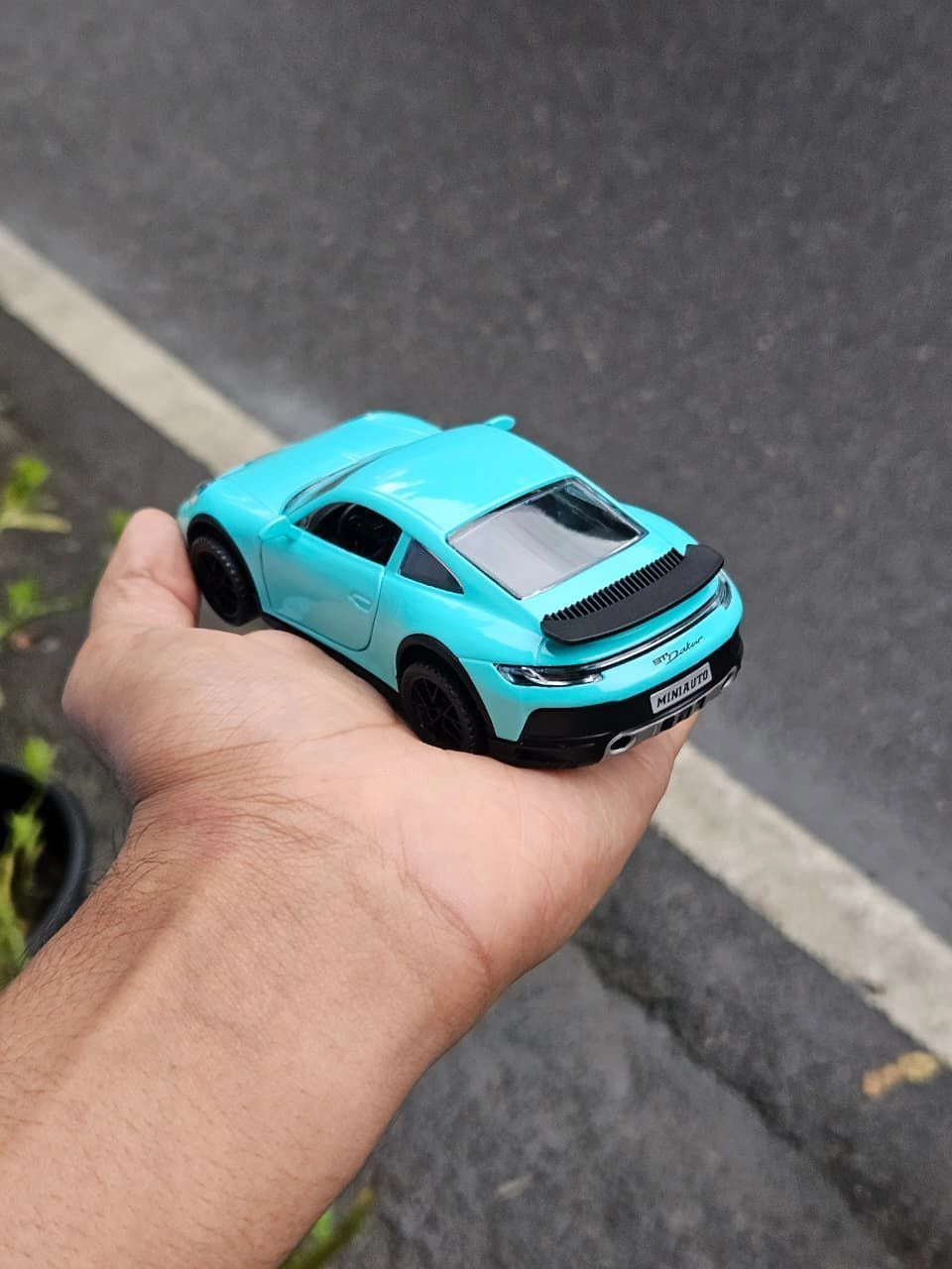 Porsche 911 Dakar 1:36 Premium Scale Metal Diecast 4