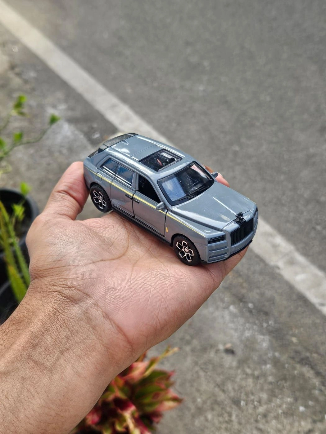 Rolls Royce Cullian 1:36 Scale Metal Diecast Car
