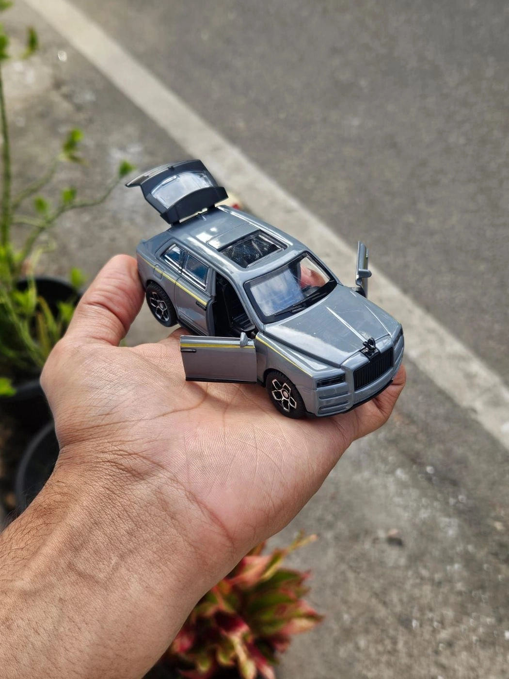 Rolls Royce Cullian 1:36 Scale Metal Diecast Car 4
