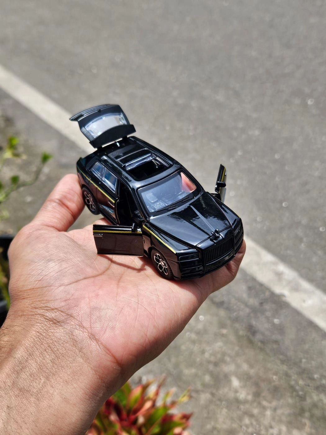 Rolls Royce Cullian 1:36 Scale Metal Diecast 4