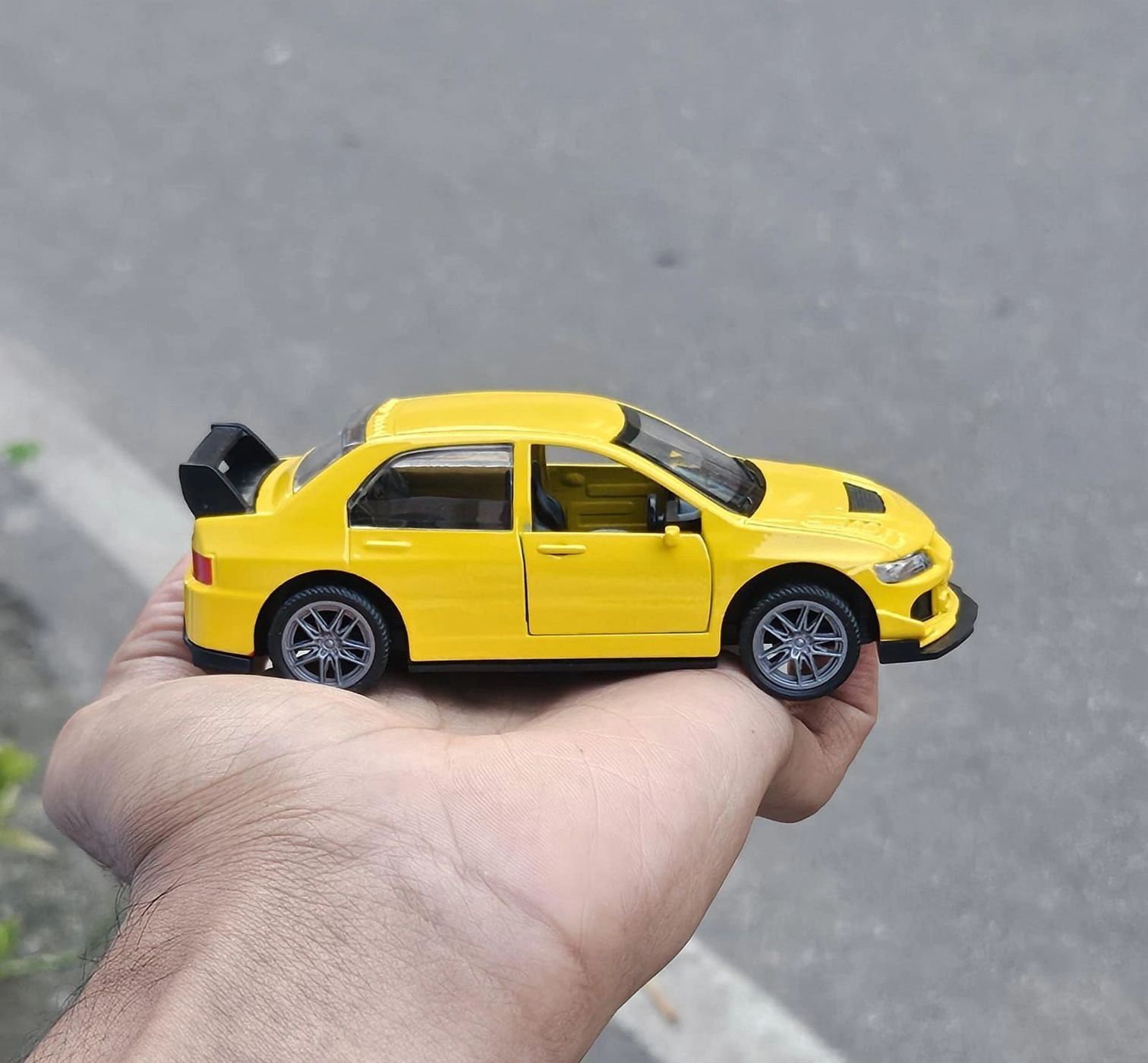 Mitsubishi Lancer Evolution IX (Evo 9) 1:36 Scale Metal Diecast Car Yellow 2
