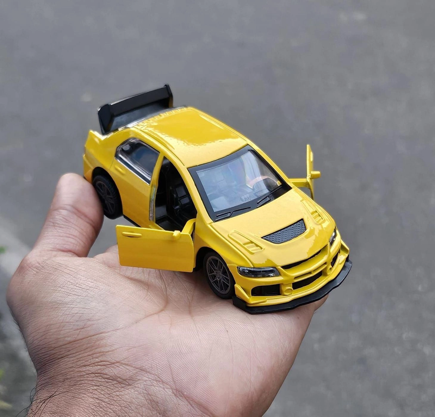 Mitsubishi Lancer Evolution IX (Evo 9) 1:36 Scale Metal Diecast Car Yellow 3