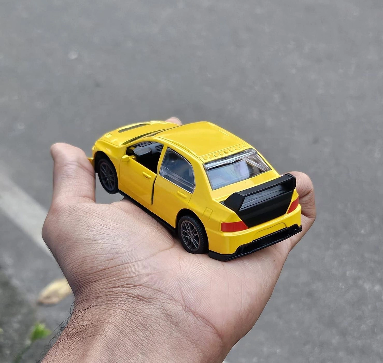 Mitsubishi Lancer Evolution IX (Evo 9) 1:36 Scale Metal Diecast Car Yellow 4