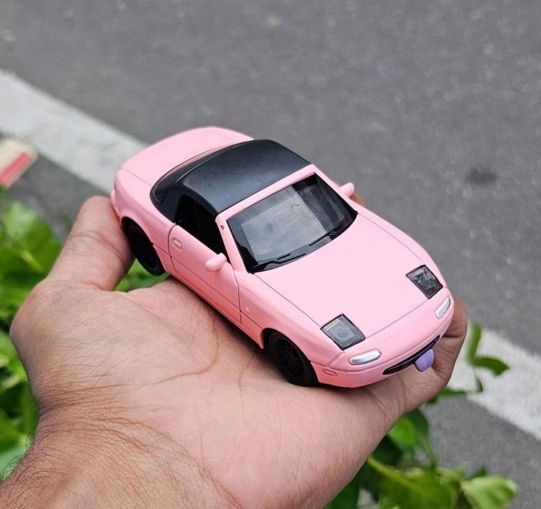 Mazda MX-5 Miata 1:36 Scale Metal Diecast Car 1