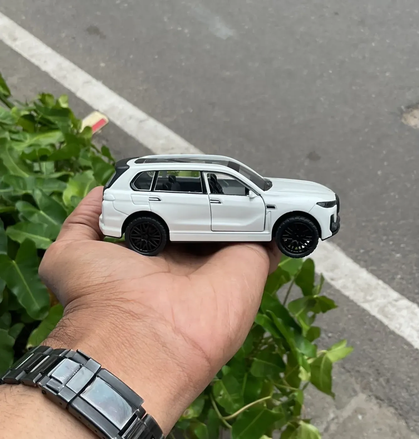 Bmw X7 White 1:36 Scale Metal Diecast Car 2