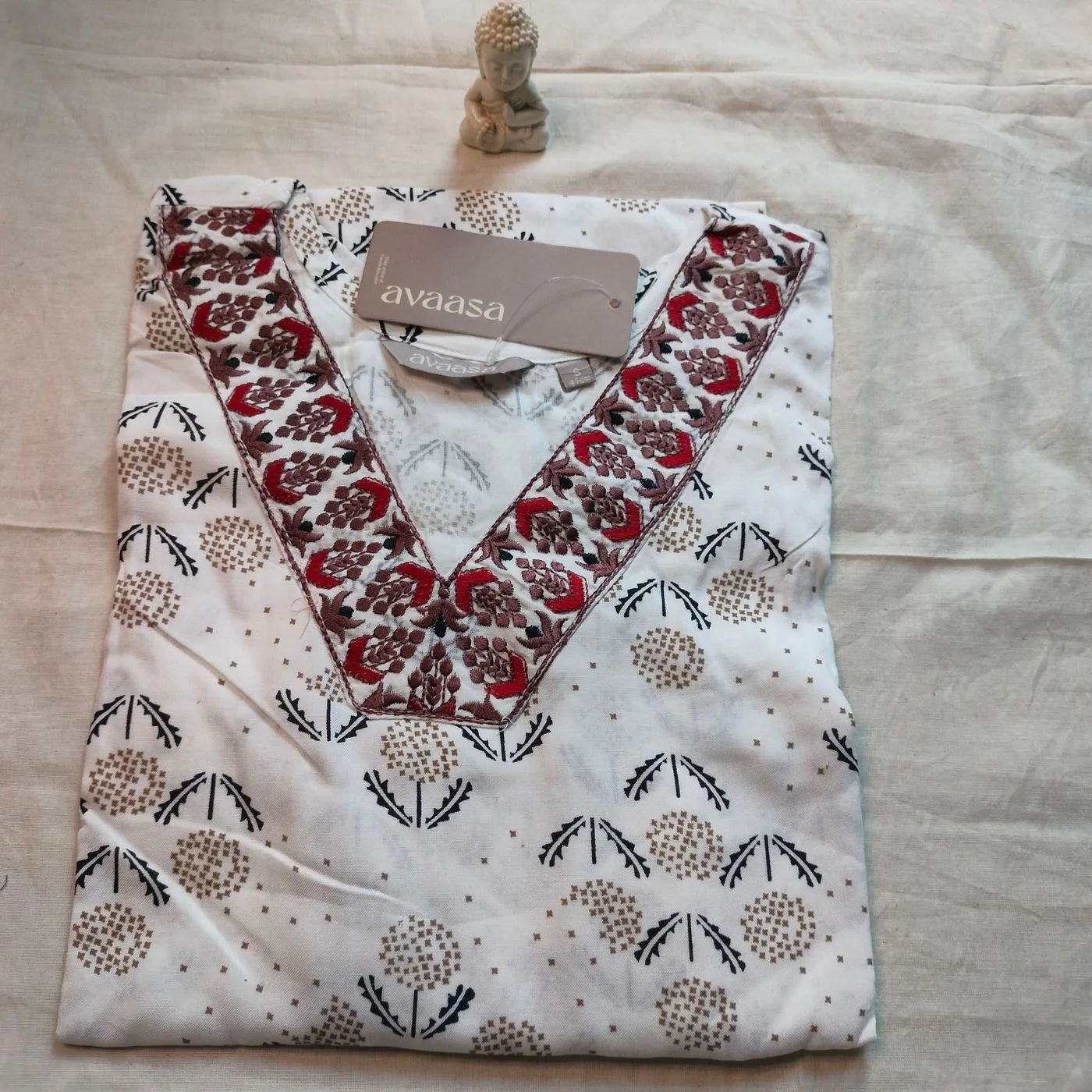 Avaasa White Embroidery Kurti 1