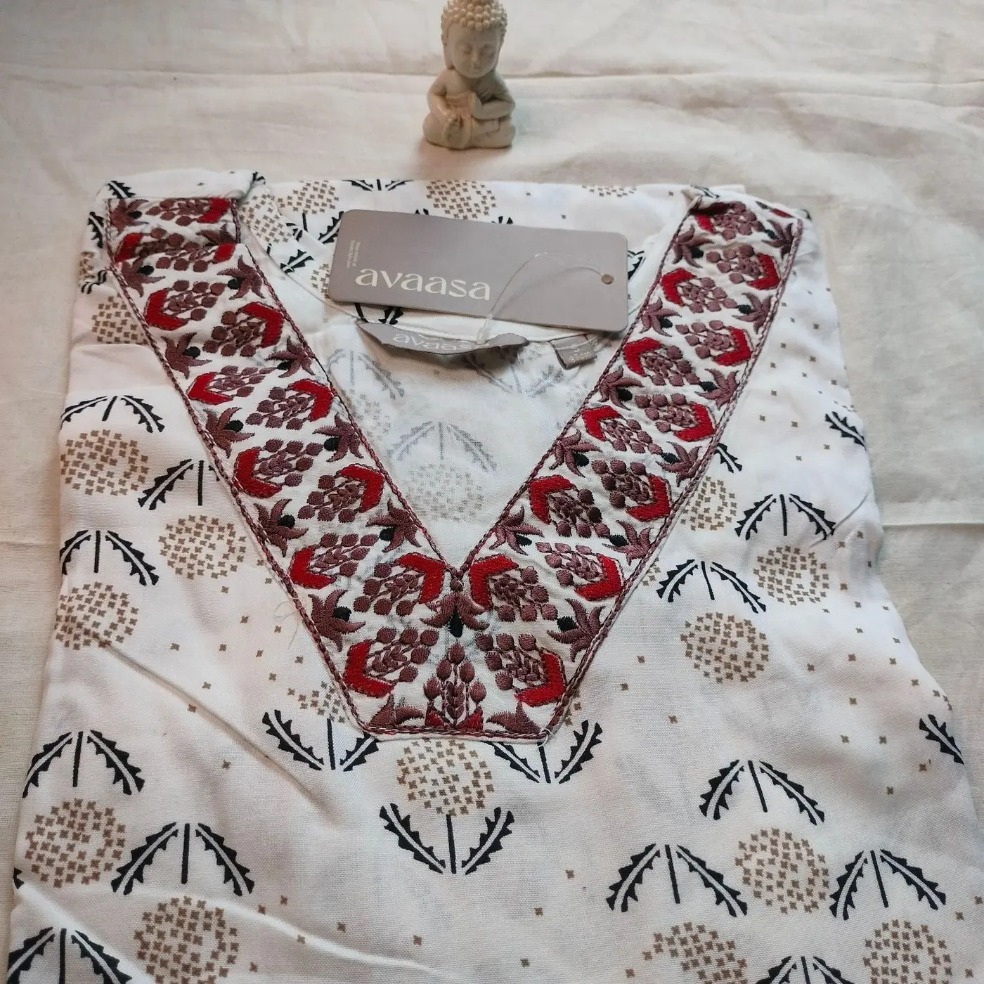 Avaasa White Embroidery Kurti 2