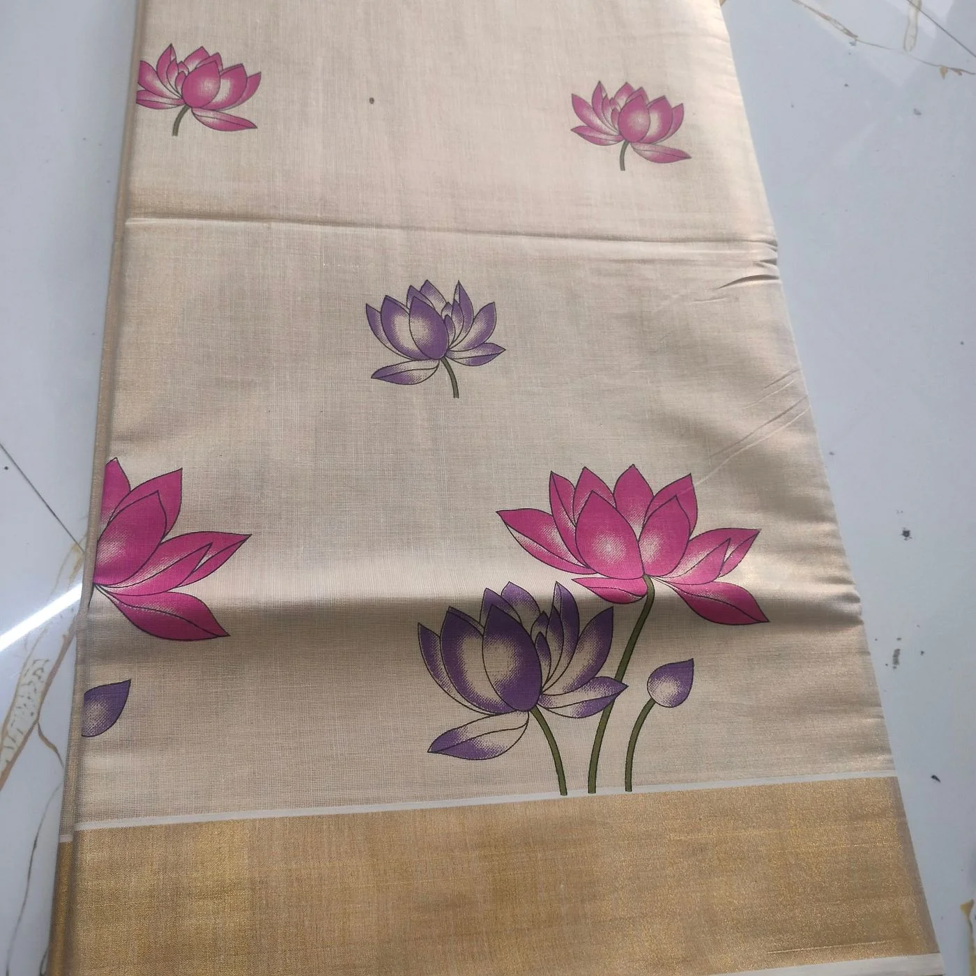 Elegant Lotus print Tissue Saree 4