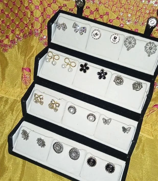 Earrings box