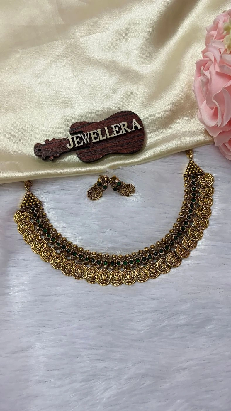 Emarald Coin Choker