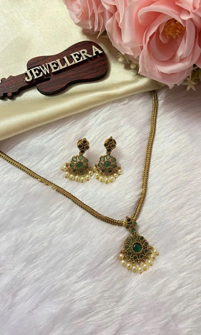 Green Stone Pendant Attigai 1