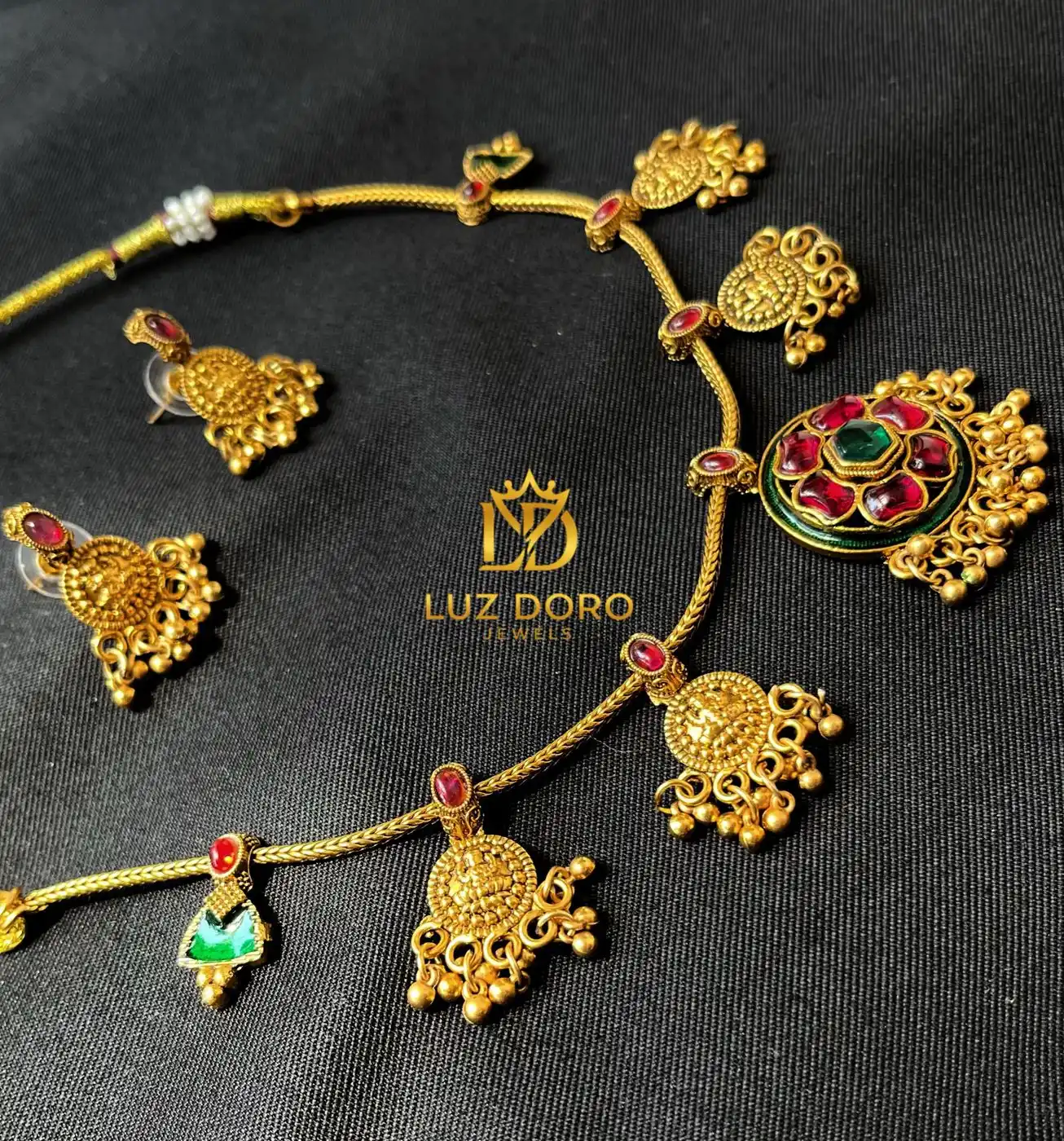 Multi pendant choker set 8