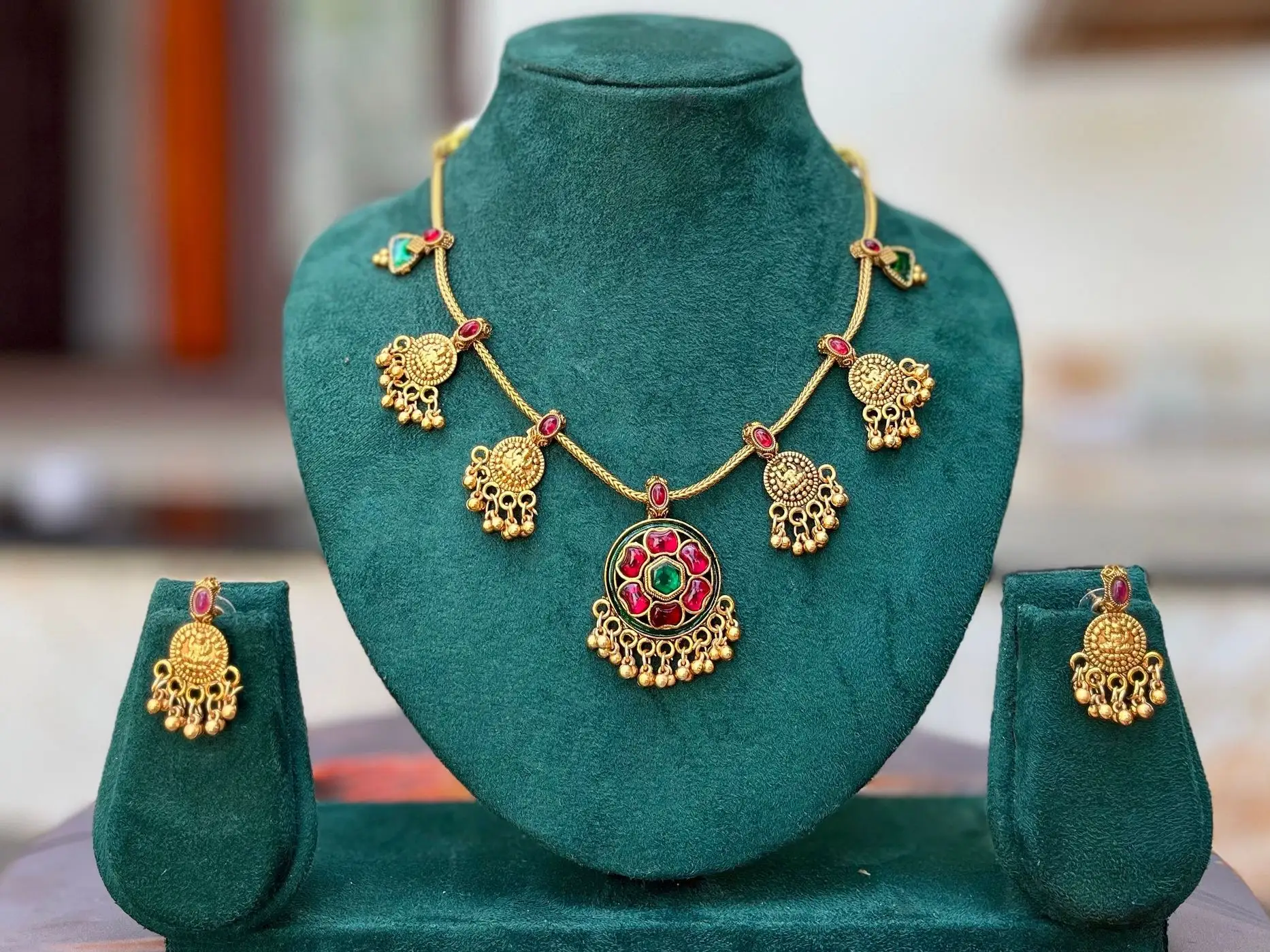 Multi pendant choker set 7